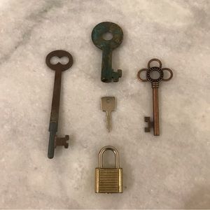 Vintage and novelty key and lock bundle